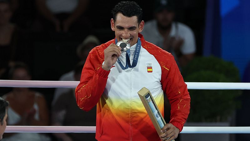 Ayoub Ghadfa se cuelga la plata tras salir derrotado en la final y sucede a Lozano en el palmarés del boxeo olímpico español