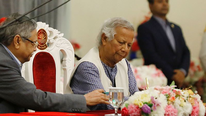 El premio Nobel Muhammad Yunus toma posesión como jefe del Gobierno provisional de Bangladés