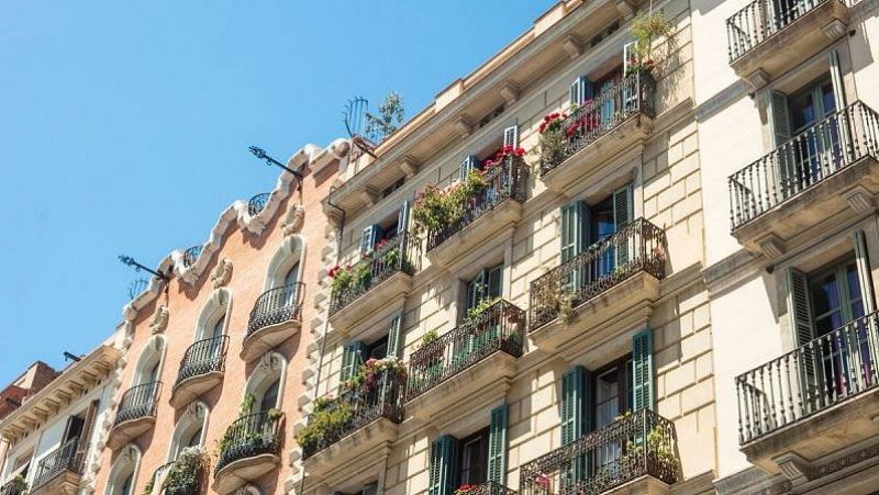 Barcelona expedienta 75 pisos turístics il·legals vinculats a màfies o xarxes organitzades