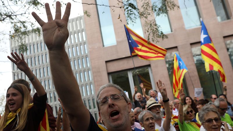 Centenares de personas se concentran en la Ciudad de la Justicia para apoyar a los detenidos por el 1-O