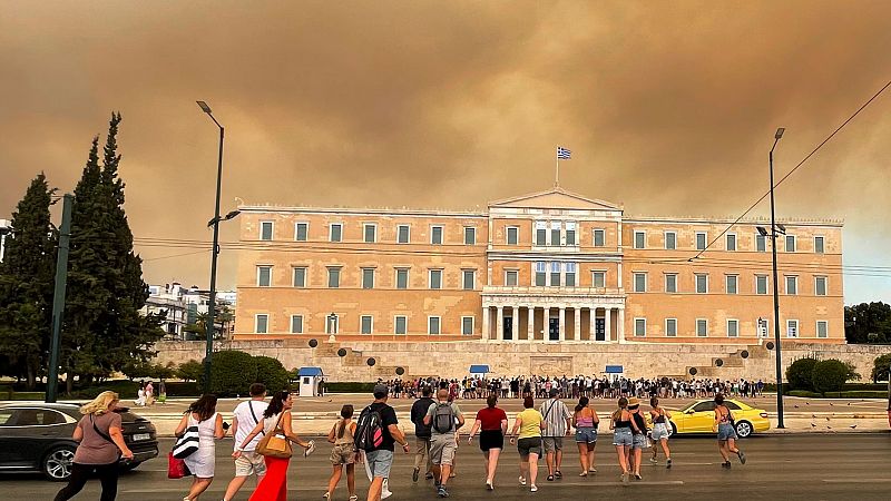 Miles de personas tienen que ser evacuadas ante la amenaza de dos grandes incendios declarados a las afueras de Atenas