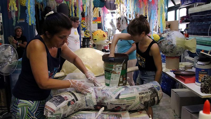 Els carrers de Gràcia es preparen per a la Festa Major amb novetats i mesures especials