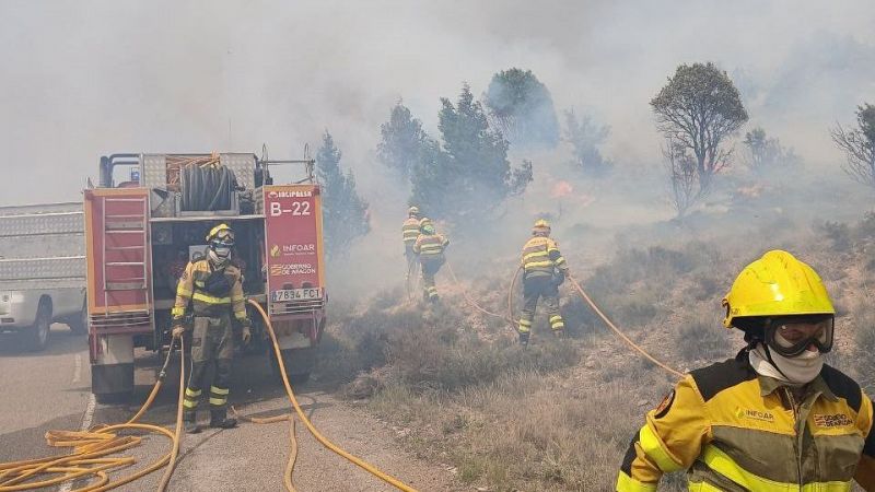 Un incendio forestal en Teruel quema 240 hectreas y obliga a confinar la localidad de Corbaln