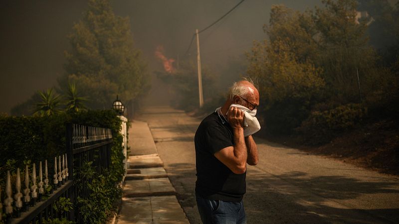 El incendio en Atenas alcanza zonas urbanas y obliga a evacuar a decenas de miles de personas