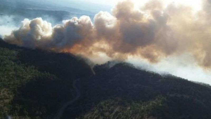 Los equipos de extinci�n prev�n que el incendio forestal de Corbal�n, en Teruel, se estabilice en las pr�ximas horas