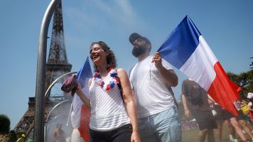 Aficionados protegindose del calor en los Juegos de Pars 2024