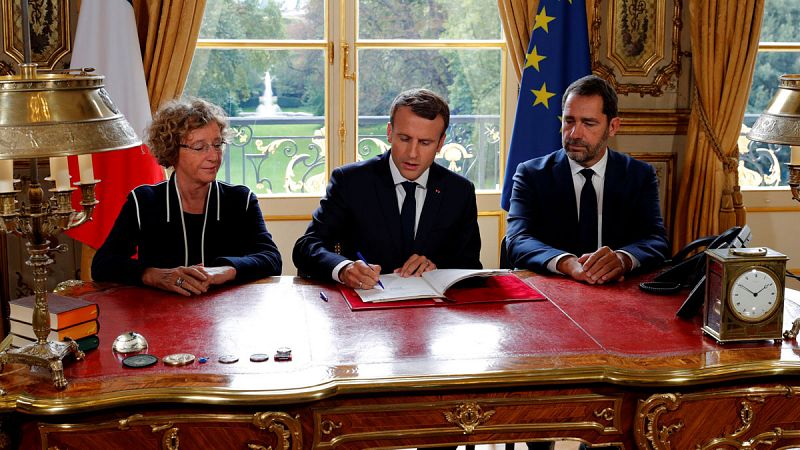 Macron firma la reforma laboral francesa contestada en las calles por miles de trabajadores