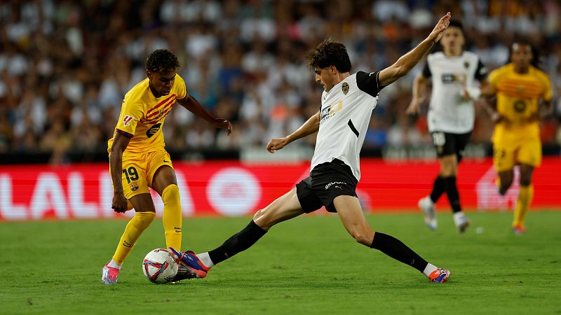 Valencia 1 - 2 Barcelona: el Barça de Hansi Flick aprueba en Mestalla el primer examen del curso