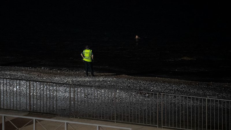 Más de 150 personas migrantes intentan entrar a nado a Ceuta desde Marruecos durante la madrugada