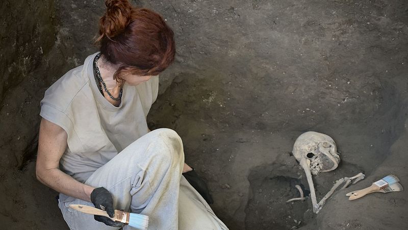 Excavaciones en Pompeya revelan a dos cuerpos ocultos en una habitación durante la erupción del Vesubio