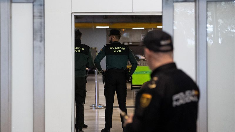 Detenido en el aeropuerto de Barcelona un traficante de armas buscado por la Interpol