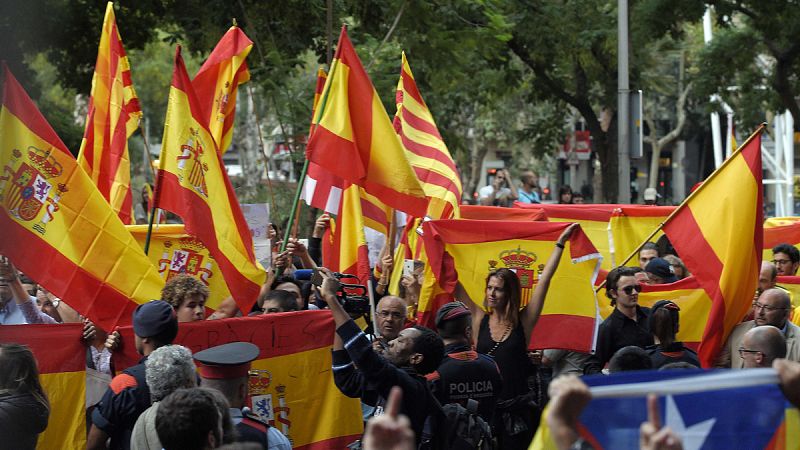 Un centenar de personas se manifiesta frente a la sede de la ANC en defensa de la unidad de España