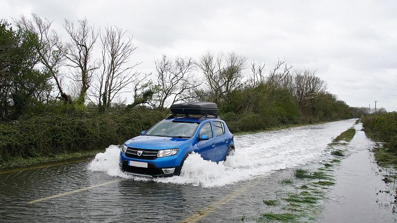 Consejos para conducir por una carretera llena de agua: qué hacer y qué evitar