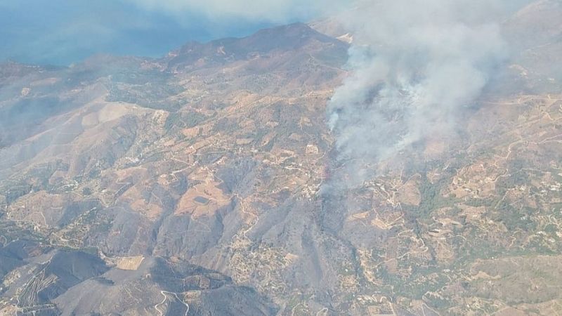 El incendio en Almucar, Granada, continua activo, pero con evolucin favorable