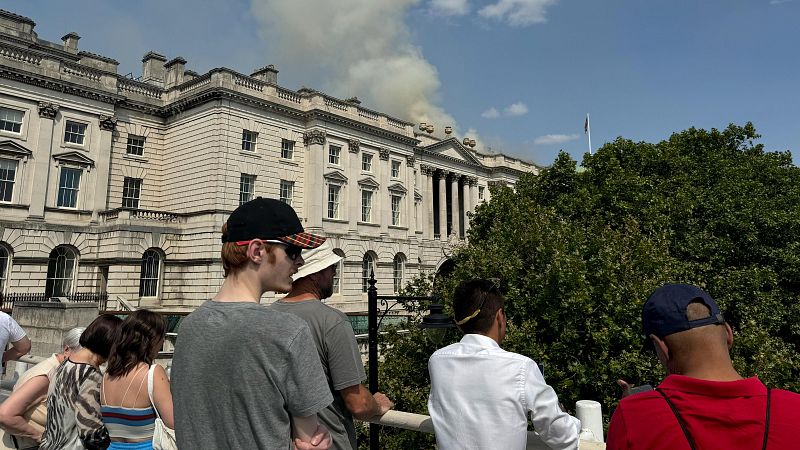 Los bomberos extinguen los "últimos focos" de un incendio en el histórico edificio del Somerset House en Londres