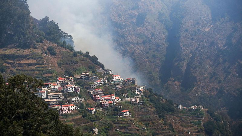 Centenares de españoles atrapados por la cancelación de vuelos por un incendio en Madeira, Portugal