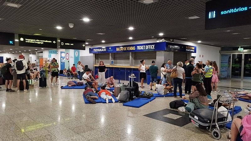 Españoles atrapados en el aeropuerto de Madeira: "La gente aquí está muy alterada"