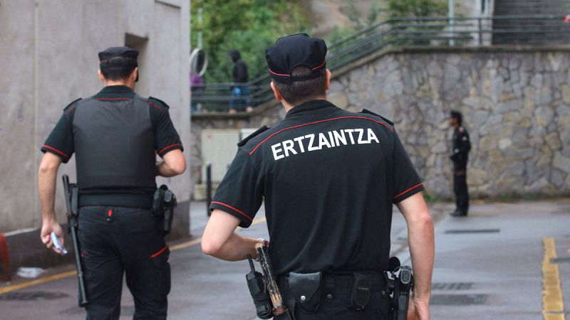 El ertzaina que amenazó a su esposa con un cuchillo había cambiado de sexo en el registro y consta como mujer