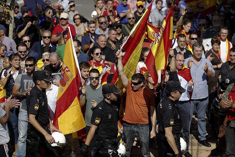 Tensión en el exterior del acto de Unidos Podemos en Zaragoza para tratar la situación de Cataluña