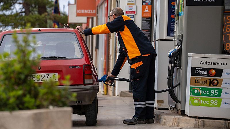 La gasolina registra su precio más bajo desde febrero y el diésel cae a mínimos de julio del año pasado