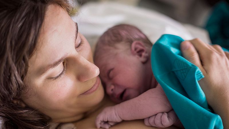 El descenso de la natalidad en España se toma un respiro tras caer un 25% en la última década