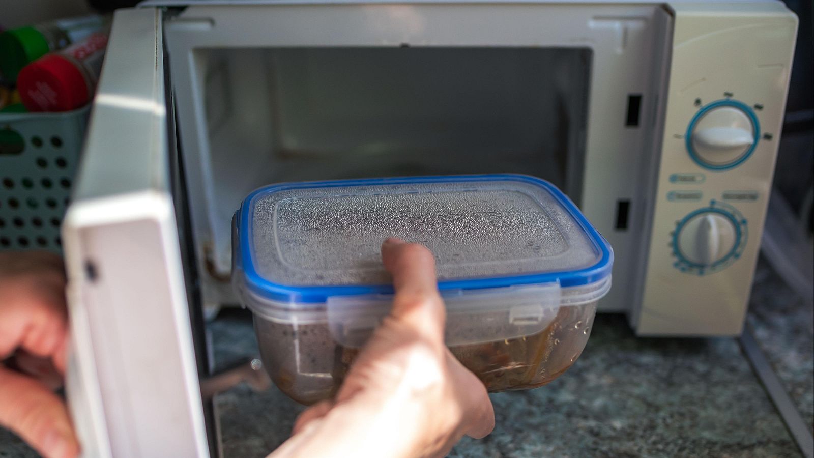 Los microondas, un aparato que no está libre de bacterias - La tarde en 24h | Ver