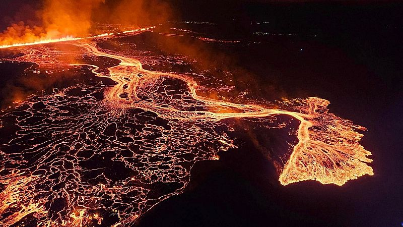 Una nueva erupción en la península de Reykjanes, Islandia, obliga a evacuar la localidad de Grindavik