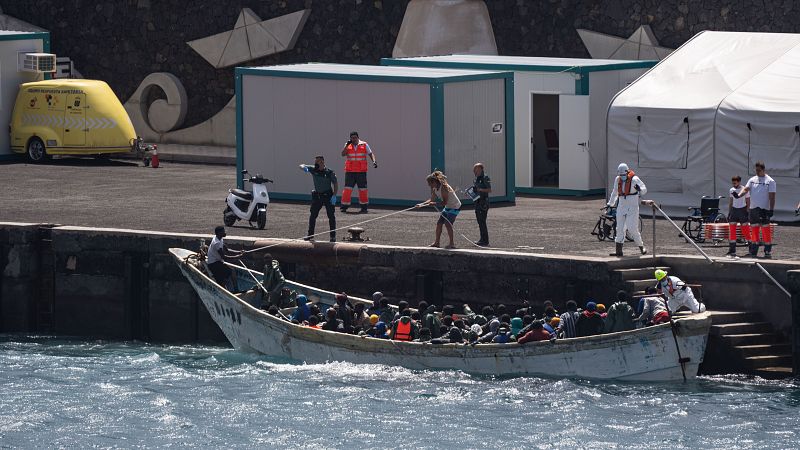 Rescatan un cayuco con 173 personas migrantes y dos fallecido en aguas de El Hierro