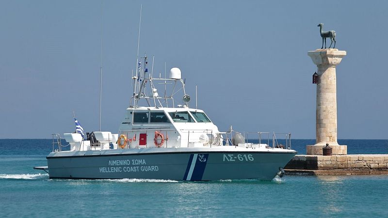 Muere una persona tras los disparos realizados por un guardacostas griego contra un barco de migrantes