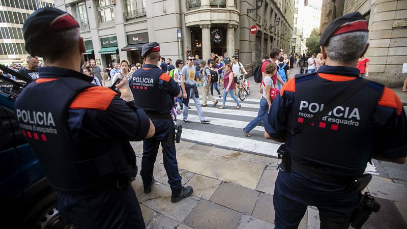 La Fiscalía ordena a los Mossos identificar a los responsables de los centros electorales