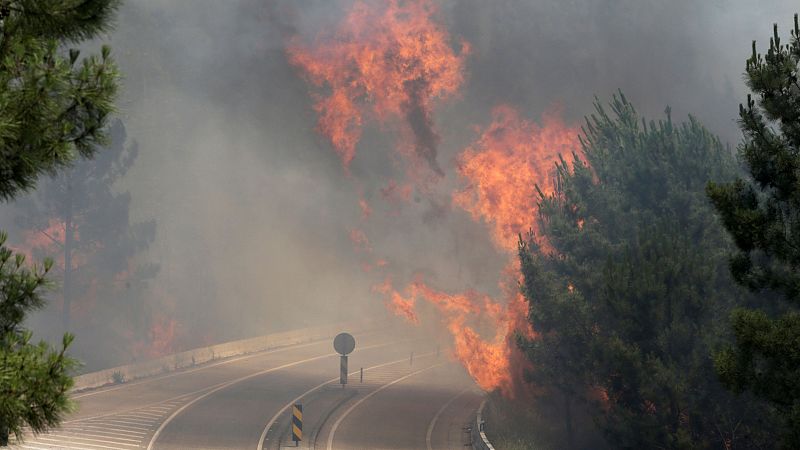 La importancia de saber cómo actuar si te encuentras un incendio en la carretera: "No es recomendable salir del coche"