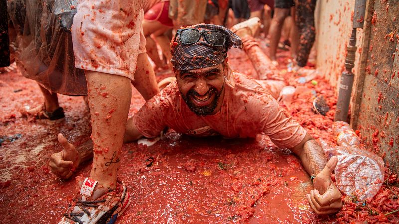 La Tomatina 2024: qué es, origen de la festividad y de los tomates que se lanzan