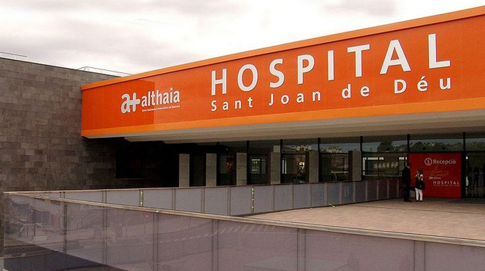 Muere un joven por una peritonitis tras ir cuatro veces a urgencias con dolor a un hospital de Manresa
