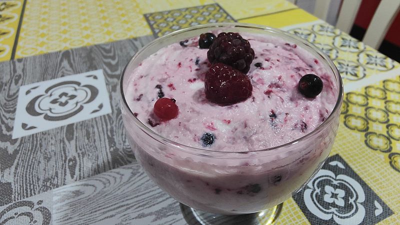 Receta de mousse de frutos rojos, un postre para toda la familia