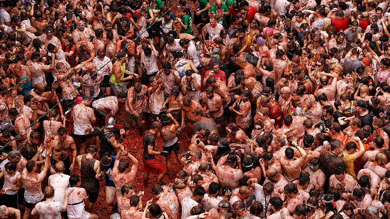 La Tomatina 2024: la batalla campal tiñe un año más de rojo las calles de Buñol, Valencia