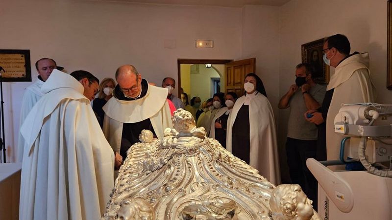 Los testigos aseguran que el cuerpo de santa Teresa de Jesús sigue igual tras 110 años de la última comprobación