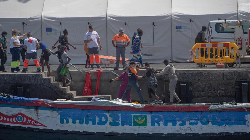 Más de 700 migrantes llegan a Canarias a bordo de cinco cayucos en las últimas 24 horas