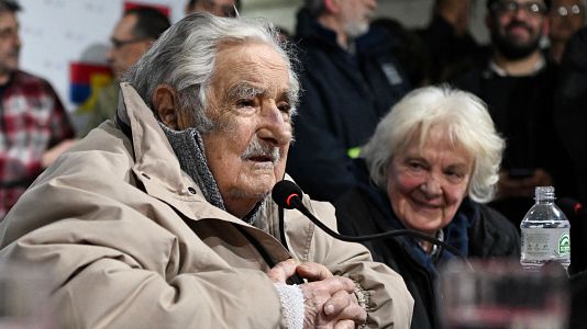 Imagen de archivo del ex presidente uruguayo José Mujica junto a su esposa, Lucía Topolansky, durante una rueda de prensa.