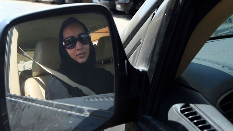 El rey de Arabia Saudí emite la orden que permite a las mujeres conducir
