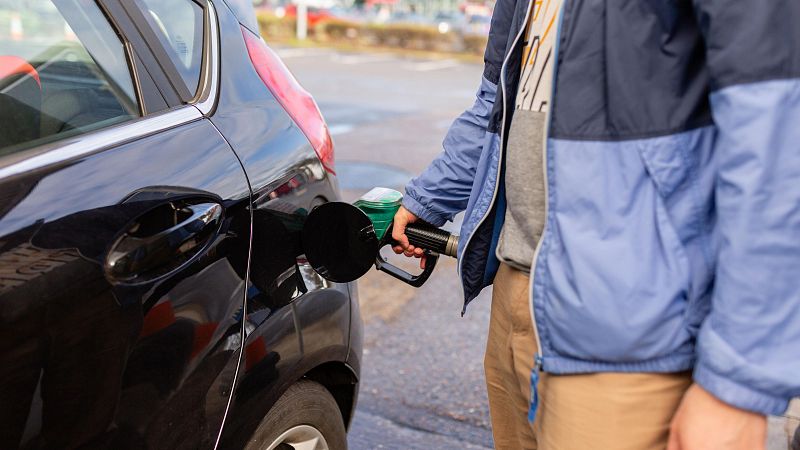 Los carburantes tocan nuevo mínimo anual coincidiendo con la operación retorno de las vacaciones de verano