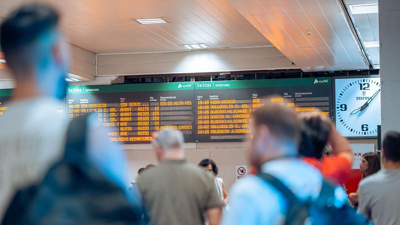 La oposición carga contra Puente por el "caos" ferroviario y el ministro se defiende: "Un 20% de trenes" no están disponibles