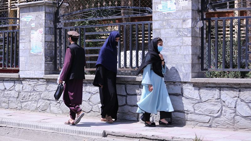 Las mujeres afganas cantan en redes sociales como protesta al veto talibán a su voz