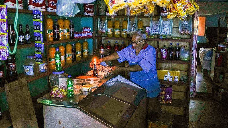 Un apagón eléctrico deja sin luz Venezuela durante horas y el Gobierno de Maduro acusa a la oposición de "sabotaje"