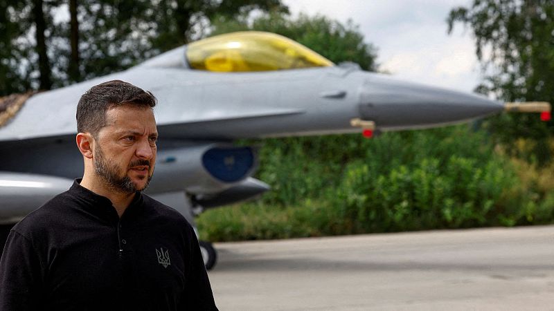 Zelenski cesa al comandante de la Fuerza Aérea ucraniana tras el accidente de un F-16 que le costó la vida al piloto