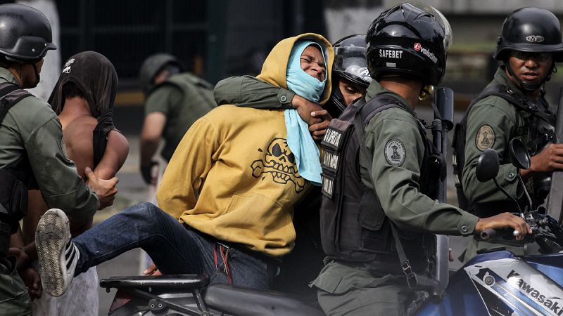 El Gobierno venezolano libera a 27 estudiantes detenidos desde julio por las protestas contra Maduro