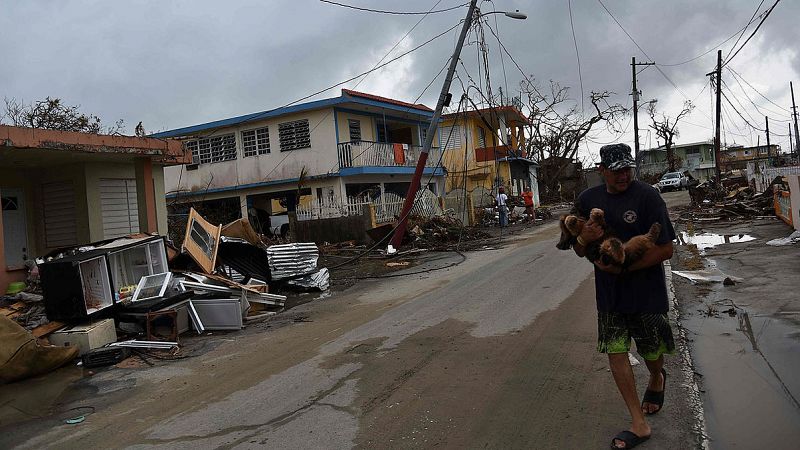 Los puertorriqueños se quejan de la lentitud de la ayuda de EE.UU. tras el huracán María