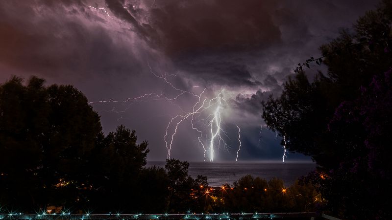 Un rayo provoca el incendio de un tejado: cómo debemos protegernos en caso de tormenta