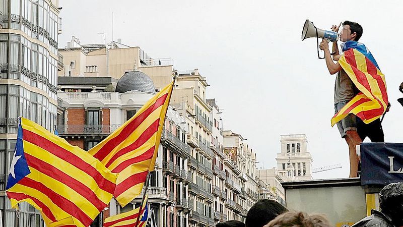 Miles de estudiantes se manifiestan en Cataluña a favor del referéndum