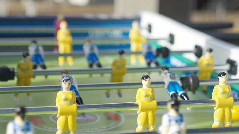 Los primeros futbolines con figuras femeninas también se han fabricado en Galicia