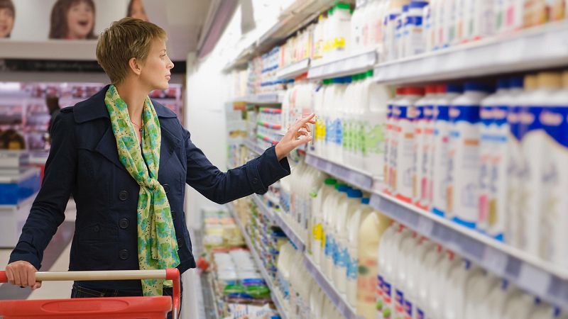 Facua denuncia ante la CNMC que ocho supermercados venden sus marcas blancas de leche al mismo precio